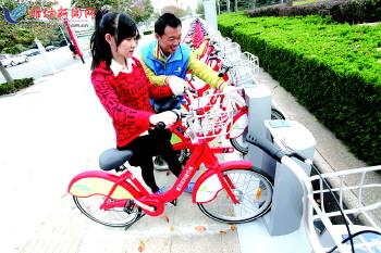 工作人員指導(dǎo)市民取車。記者 張馳