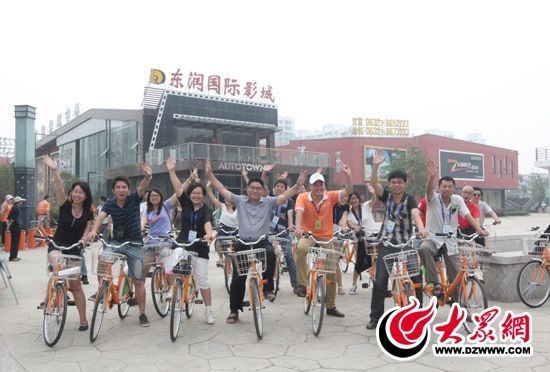采訪團(tuán)記者做好準(zhǔn)備體驗(yàn)公共自行車。 記者 郭豪 攝。